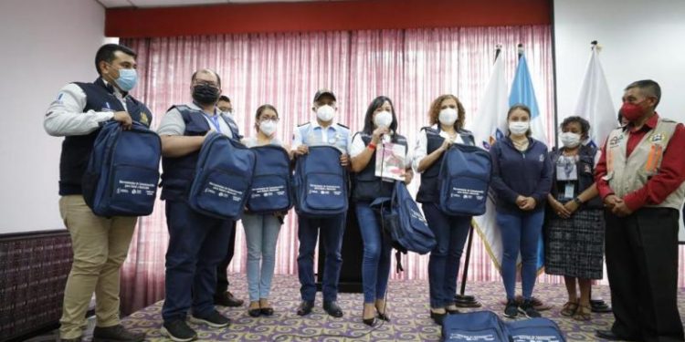 Llevan a cabo taller sobre el uso del kit Mochila Azul