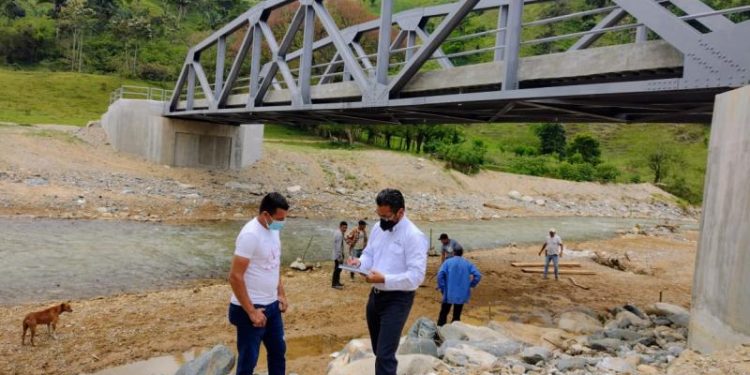 Dan seguimiento a proyectos de infraestructura en cinco departamentos