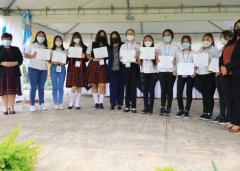 Niñas participan en taller de tecnología