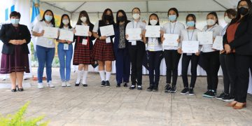 Niñas participan en taller de tecnología