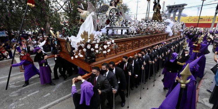 Presidente Giammattei resalta importancia cultural de Semana Santa