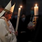 Papa no oficia la Vigilia Pascual por su dolor de rodilla