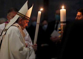 Papa no oficia la Vigilia Pascual por su dolor de rodilla