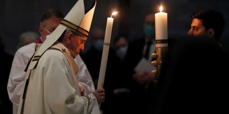 Papa no oficia la Vigilia Pascual por su dolor de rodilla