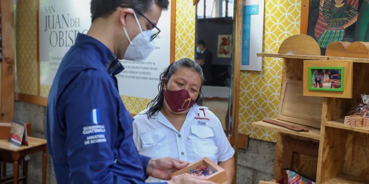 Firman proyecto que empodera económicamente a las mujeres guatemaltecas