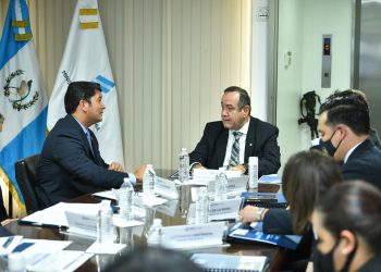 Mandatario conoce avance de proyectos de inversión extranjera en Guatemala