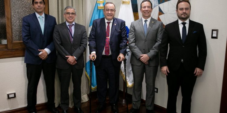 Presidente Giammattei se reúne con representantes del BCIE