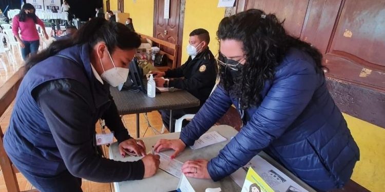 Acercan servicios públicos a pobladores de Colotenango