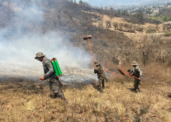 Soldados brindan apoyo en Huehuetenango por incendio forestal