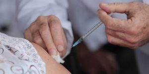 Las autoridades instan a la población guatemalteca a acudir a los puestos de inmunización para ser atendidos.