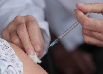 Las autoridades instan a la población guatemalteca a acudir a los puestos de inmunización para ser atendidos.