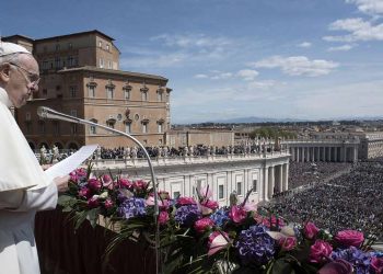 Papa pide en su mensaje de Pascua que los países escuchen el grito de paz