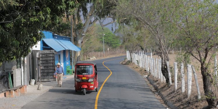 Más de 10 mil beneficiados con tramo carretero en aldea de Teculután
