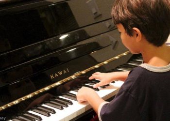Hallan evidencias de beneficios cognitivos en niños por tocar un instrumento