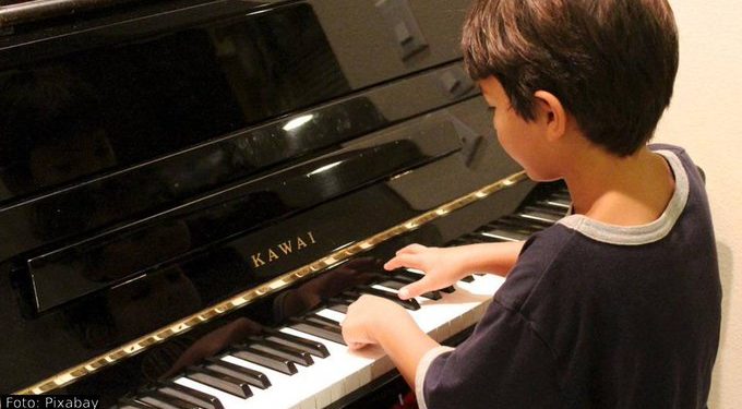 Hallan evidencias de beneficios cognitivos en niños por tocar un instrumento
