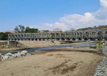 Finaliza instalación de puente sobre río El Naranjo