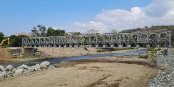 Finaliza instalación de puente sobre río El Naranjo