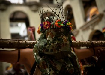 Los hombres conocidos como gateadores hacen un recorrido de aproximadamente 1.5 kilómetros el Viernes Santo.