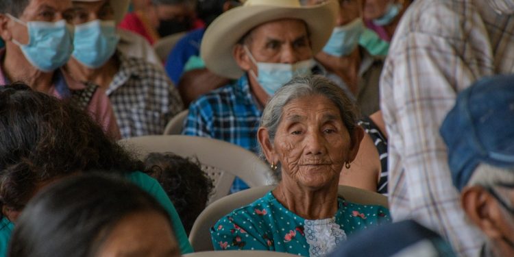 Más adultos mayores de Baja Verapaz se benefician con aporte económico