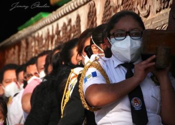 Totonicapán: Personal en primera línea ante el COVID-19 lleva en hombros imagen de Jesús de la Caída