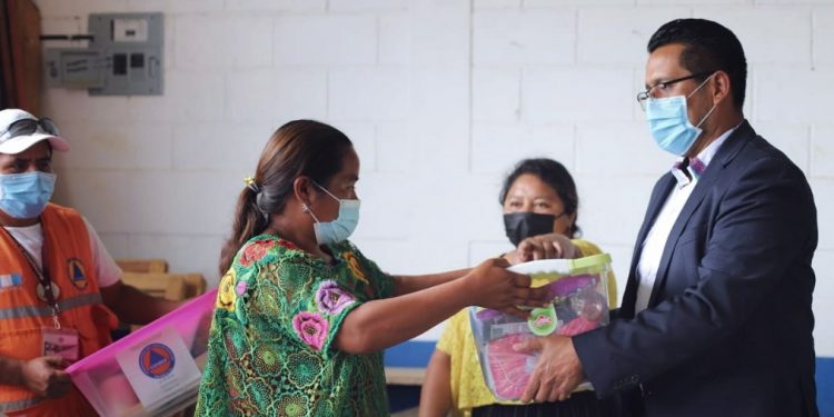 Llevan ayuda a familias afectadas por lluvias en Alta Verapaz