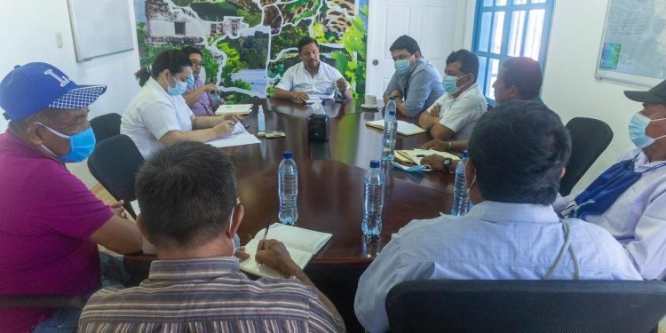 Comunitarios de Las Cruces gestionan legalización de terrenos