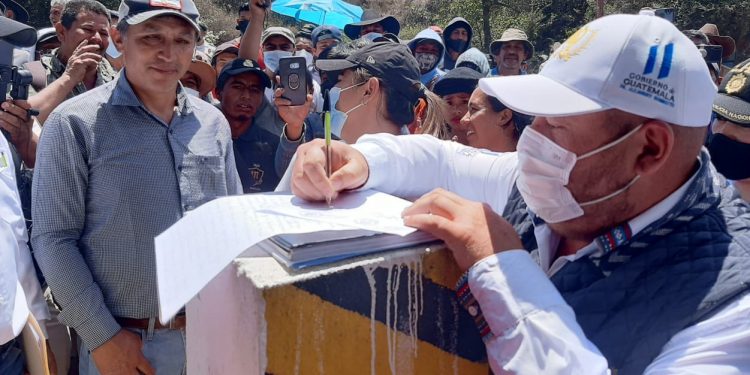 Mediación de autoridades permite liberar vía en Zaragoza