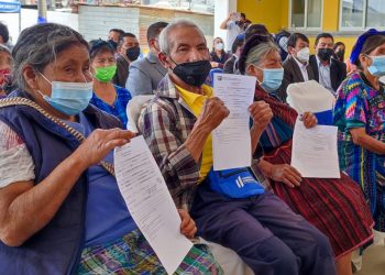 Adultos mayores de Sacatepéquez se benefician con aporte económico