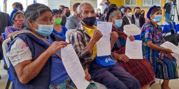Adultos mayores de Sacatepéquez se benefician con aporte económico