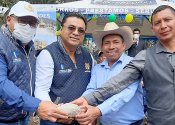 Vecinos de San Juan Comalapa celebran comienzo de trabajos en vía de acceso