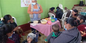 Madres de familia se capacitan en la preparación de alimentos nutritivos