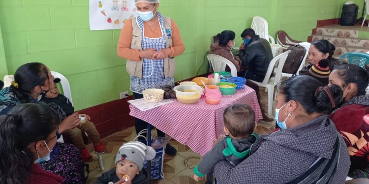 Madres de familia se capacitan en la preparación de alimentos nutritivos
