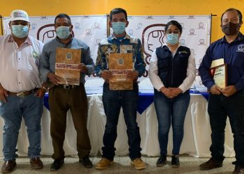 Pobladores en Nentón reciben escrituras comunales