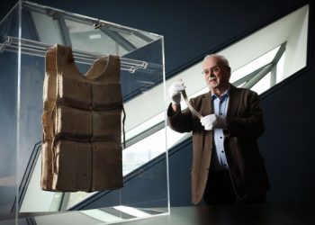 Museo del Titanic exhibe uno de los seis chalecos salvavidas recuperados