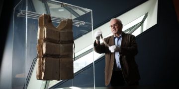 Museo del Titanic exhibe uno de los seis chalecos salvavidas recuperados