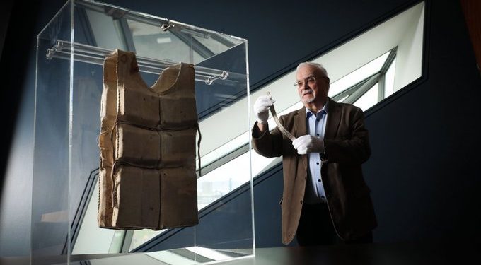 Museo del Titanic exhibe uno de los seis chalecos salvavidas recuperados
