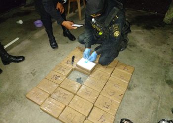 Localizan camión abandonado con 30 paquetes de cocaína