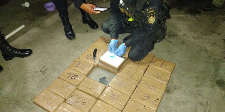 Localizan camión abandonado con 30 paquetes de cocaína