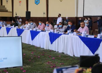 Alcaldes de Huehuetenango durante la presentación del reglamento para la protección del medio ambiente