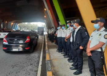 Agentes de la PNC instan a la libre locomoción.