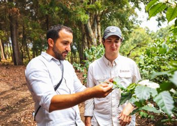 Jeque del emirato de Sharjah recorre ciudad colonial de Antigua Guatemala