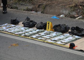 Localizan paquetes con cocaína y más de 100 mil dólares en vehículo