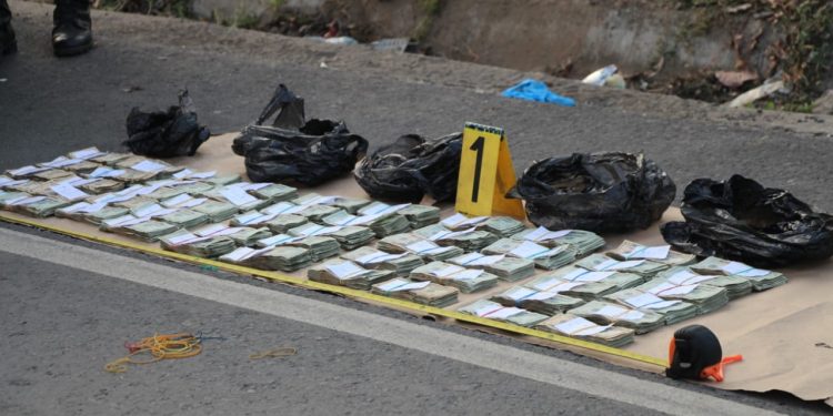 Localizan paquetes con cocaína y más de 100 mil dólares en vehículo