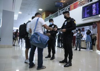 Supervisan trabajo operativo de unidad antinarcótica en el Aeropuerto Internacional La Aurora