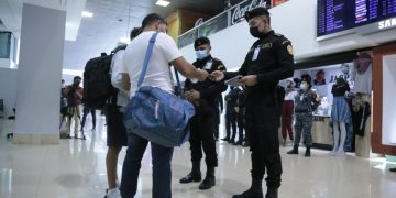 Supervisan trabajo operativo de unidad antinarcótica en el Aeropuerto Internacional La Aurora