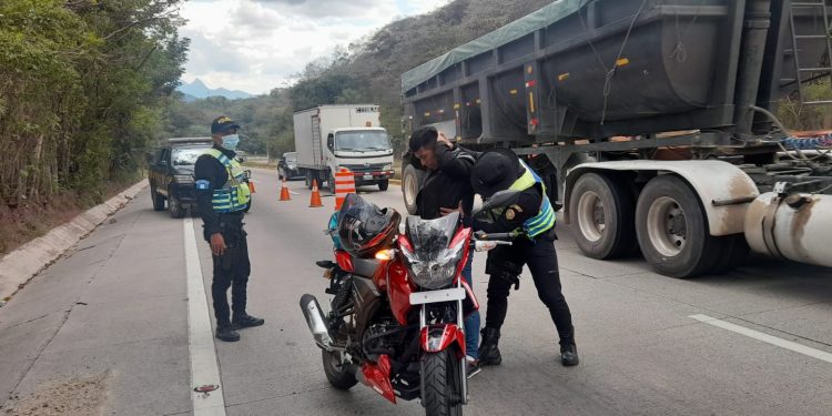 Refuerzan operativos de seguridad vial durante la Semana Mayor./foto: Tránsito de PNC.
