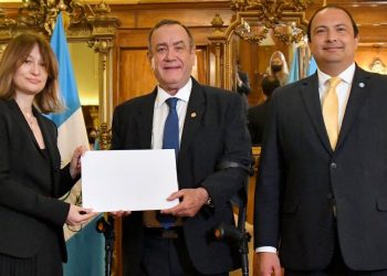 Mandatario recibe cartas credenciales de embajadora de Ucrania
