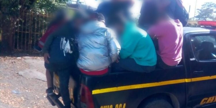 Remiten a Migración a 35 extranjeros localizados en ruta fronteriza de Agua Caliente