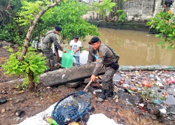 Elementos del Ejército de Guatemala apoyan en limpieza de biobarda