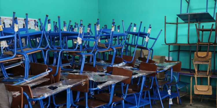 Fodes entrega 400 pupitres en escuela de Quetzaltenango
